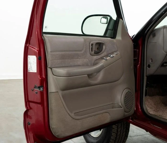 2002 Chevrolet S-10 - Image 7 of 12