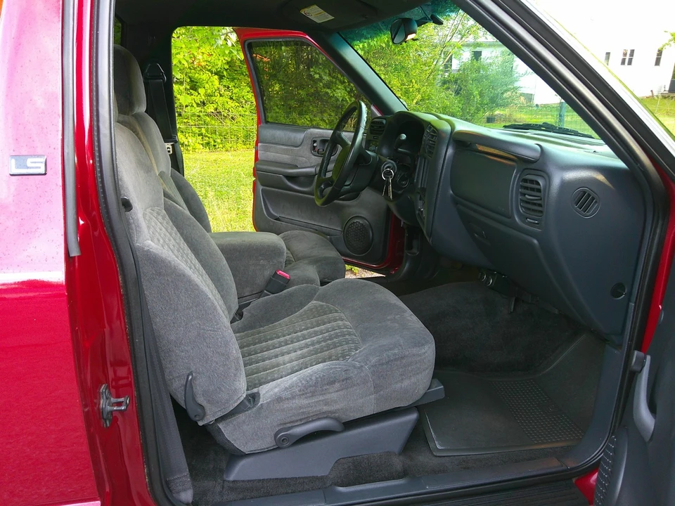 2002 Chevrolet S-10 - Image 12 of 23