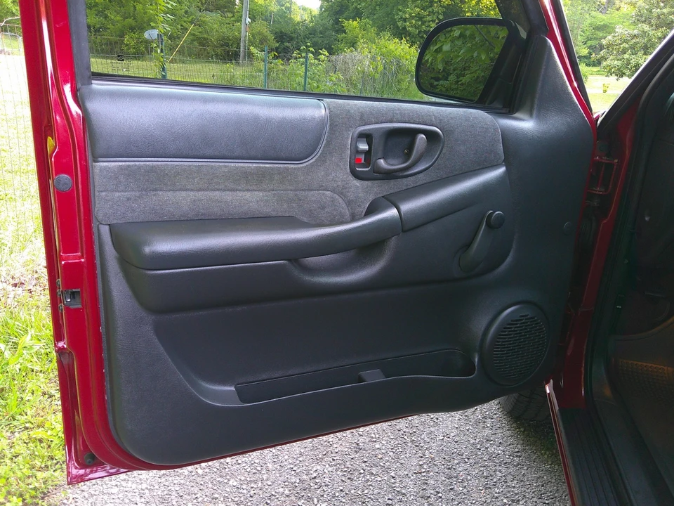2002 Chevrolet S-10 - Image 7 of 23