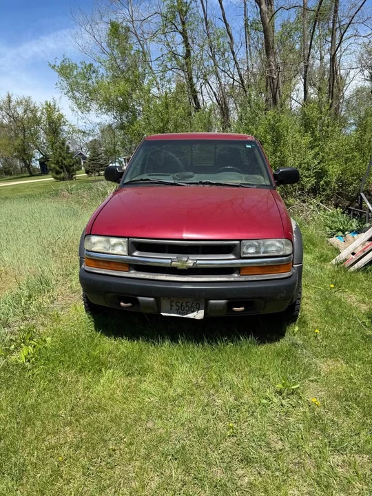 2002 Chevrolet S-10 - Image 2 of 5