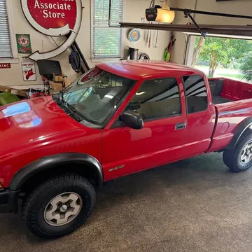 2002 Chevrolet S10 Extended Cab LS Pickup 3D 6 ft