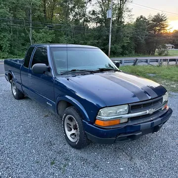 2002 Chevrolet S10 Extended Cab LS Pickup 3D 6 ft