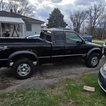 2002 Chevrolet S10 Extended Cab LS Pickup 3D 6 ft