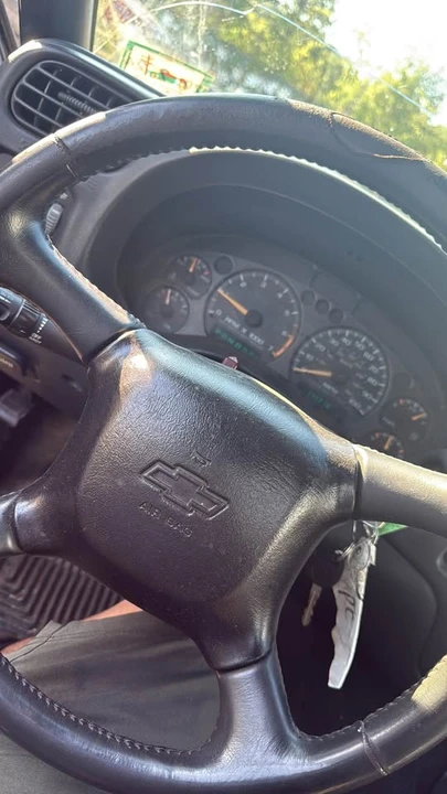 2002 Chevrolet S-10 - Image 2 of 7