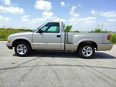 2002 Chevrolet S10 Regular Cab LS Pickup 2D 6 ft