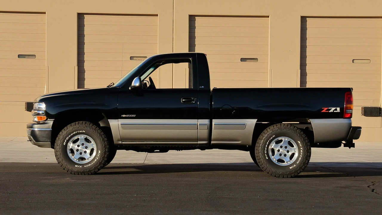 2002 Chevrolet Silverado 1st Gen - Image 2 of 26