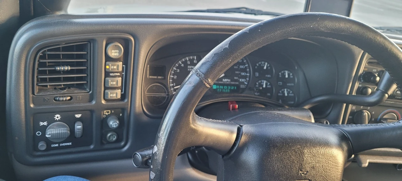 2002 Chevrolet Suburban 9th Gen - Image 8 of 15