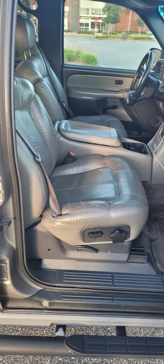 2002 Chevrolet Suburban 9th Gen - Image 10 of 15