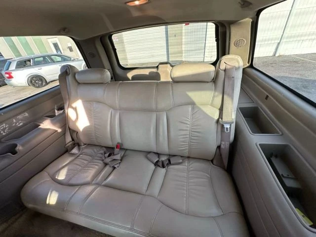 2002 Chevrolet Suburban 9th Gen - Image 16 of 21