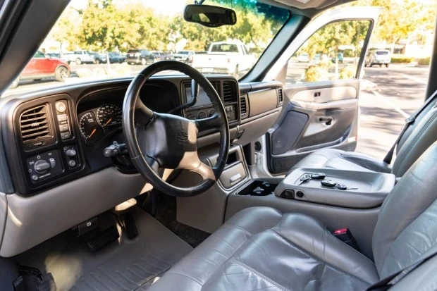 2002 Chevrolet Suburban 9th Gen - Image 5 of 7