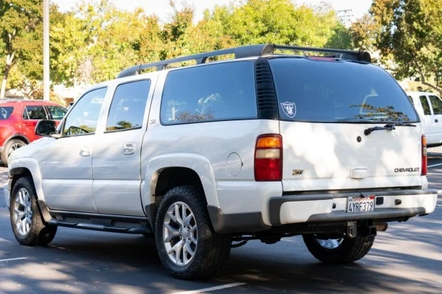 2002 Chevrolet Suburban 9th Gen - Image 2 of 7