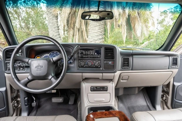 2002 Chevrolet Suburban 9th Gen - Image 5 of 7