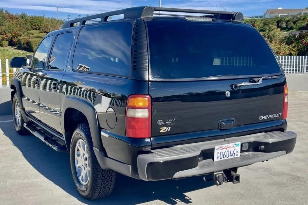 2002 Chevrolet Suburban 9th Gen - Image 2 of 7