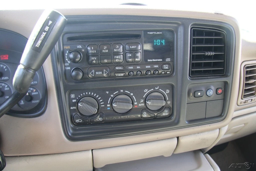 2002 Chevrolet Suburban 9th Gen - Image 18 of 21