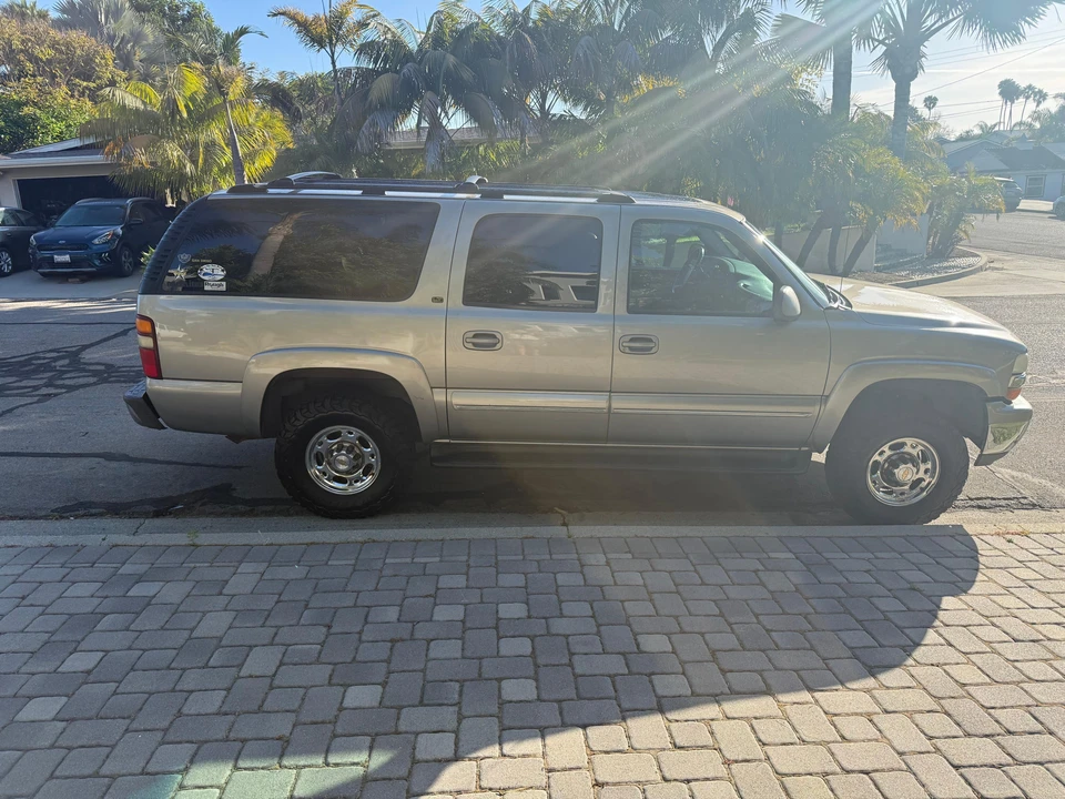 2002 Chevrolet Suburban 9th Gen - Image 9 of 31