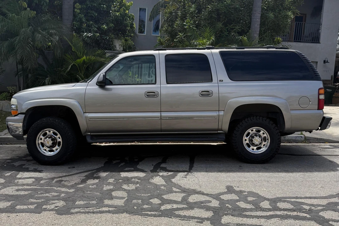 2002 Chevrolet Suburban 9th Gen - Image 3 of 31
