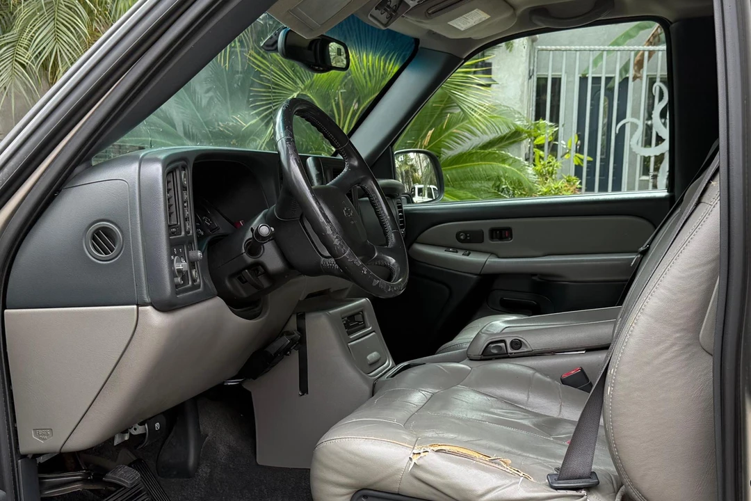 2002 Chevrolet Suburban 9th Gen - Image 24 of 31