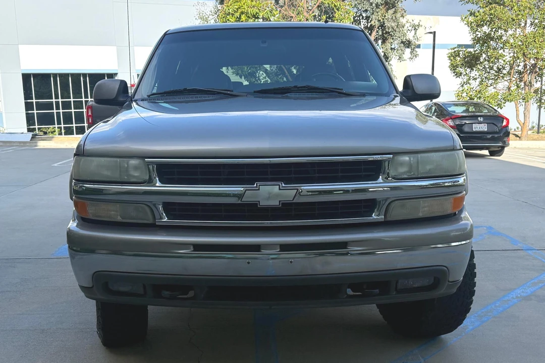 2002 Chevrolet Suburban 9th Gen - Image 2 of 31
