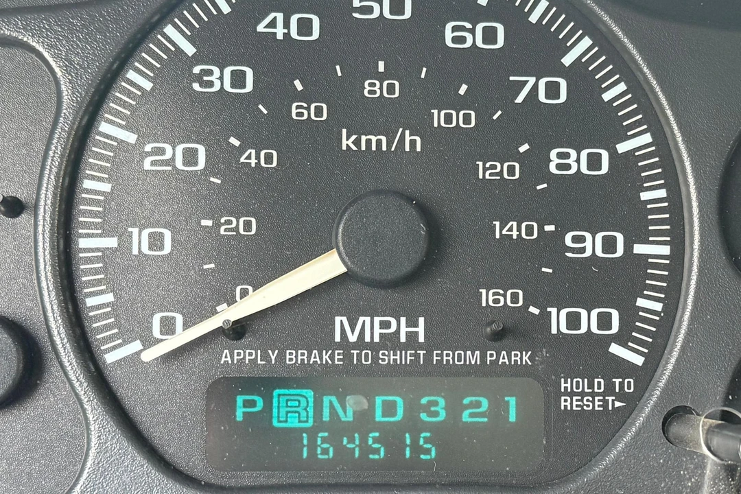2002 Chevrolet Suburban 9th Gen - Image 27 of 31