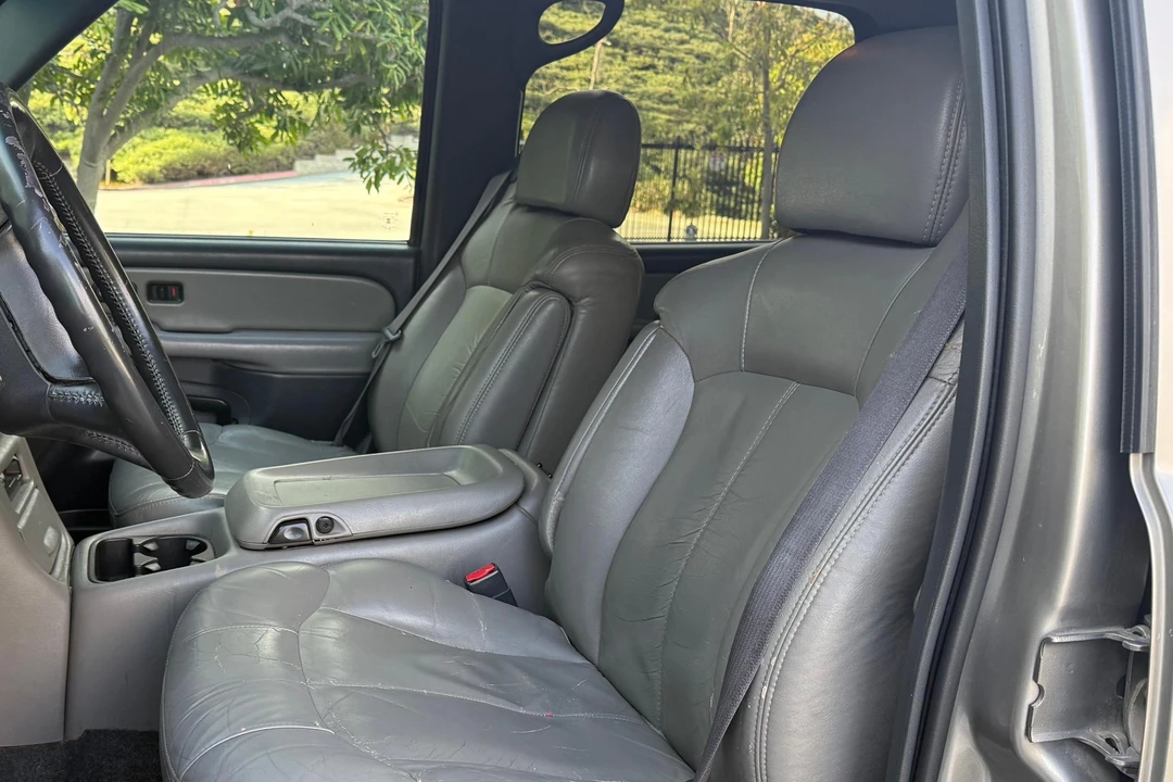 2002 Chevrolet Suburban 9th Gen - Image 25 of 31