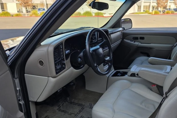 2002 Chevrolet Suburban 9th Gen - Image 5 of 8