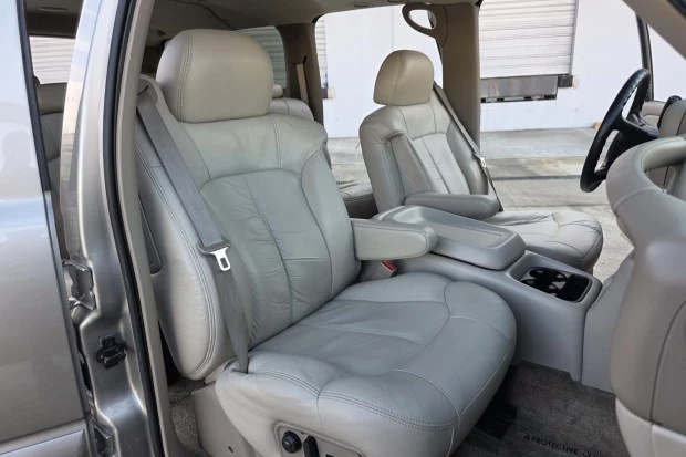 2002 Chevrolet Suburban 9th Gen - Image 4 of 8