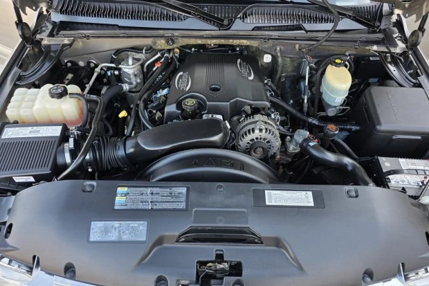 2002 Chevrolet Suburban 9th Gen - Image 6 of 8