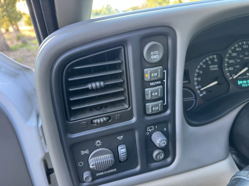 2002 Chevrolet Suburban 8th Gen - Image 13 of 20