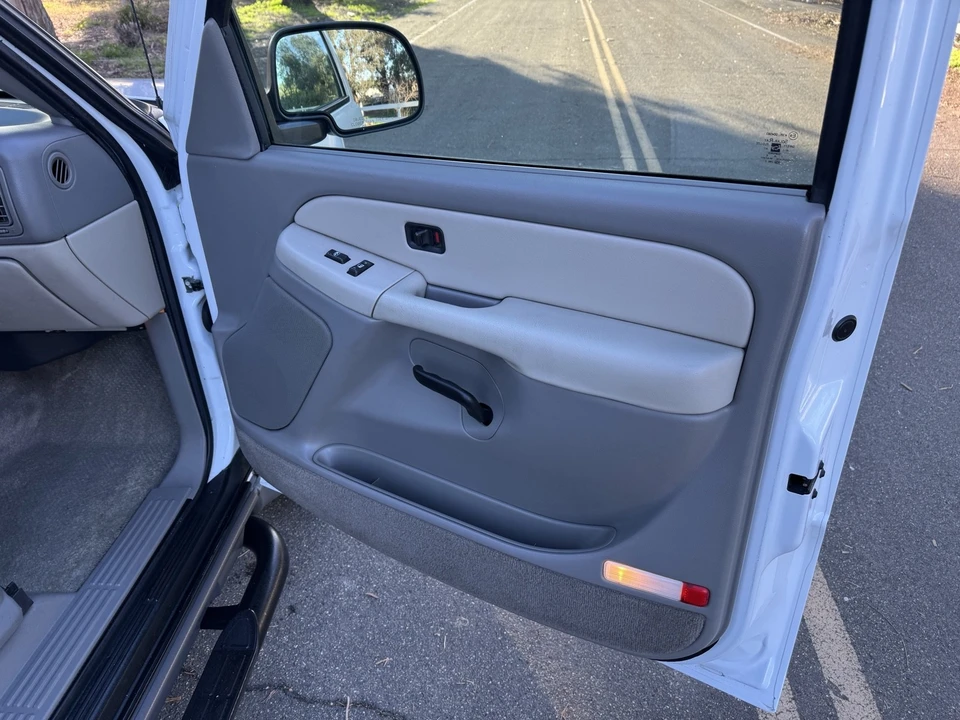 2002 Chevrolet Suburban 8th Gen - Image 11 of 20