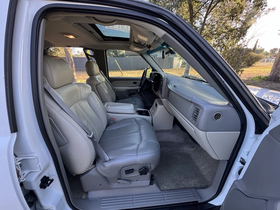 2002 Chevrolet Suburban 8th Gen - Image 17 of 20