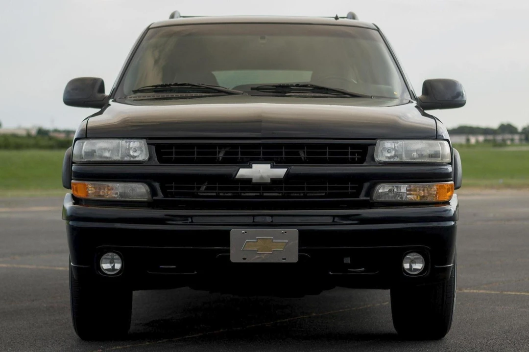 2002 Chevrolet Suburban 9th Gen - Image 2 of 31