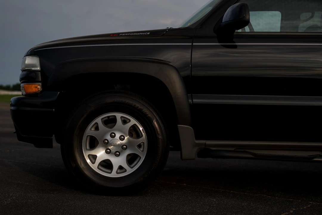 2002 Chevrolet Suburban 9th Gen - Image 25 of 31
