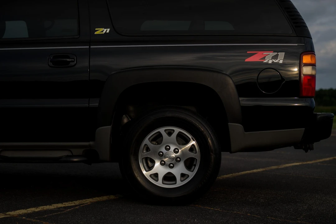 2002 Chevrolet Suburban 9th Gen - Image 28 of 31