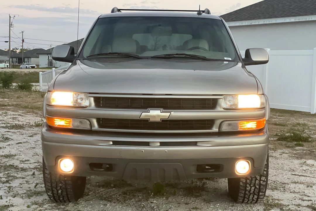 2002 Chevrolet Suburban 9th Gen - Image 2 of 31