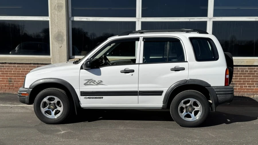 2002 Chevrolet Tracker - Image 2 of 12