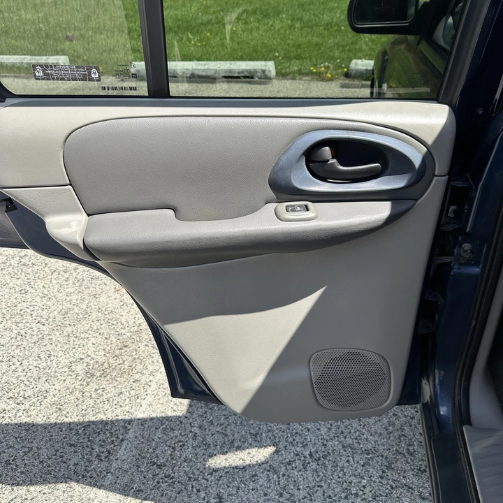 2002 Chevrolet Trailblazer - Image 18 of 21