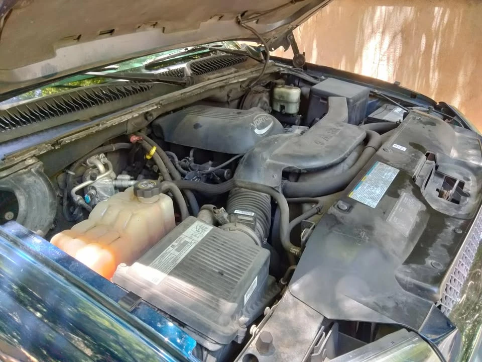 2002 Chevrolet Avalanche - Image 16 of 18