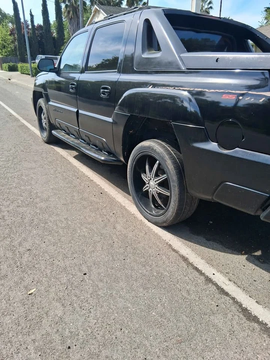 2002 Chevrolet Avalanche - Image 2 of 4