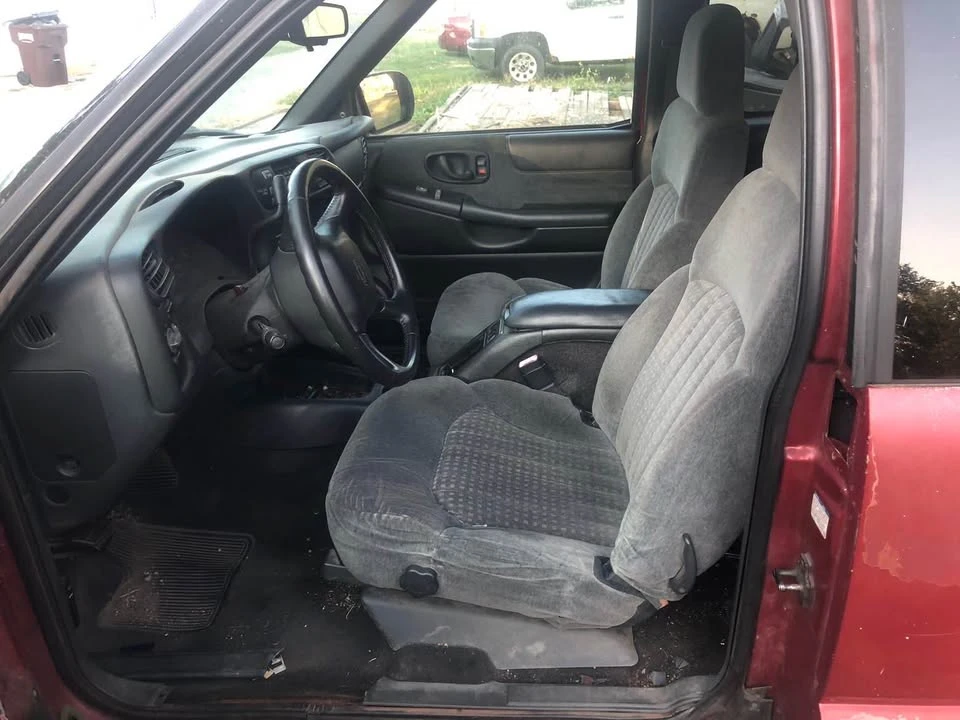 2002 Chevrolet S-10 - Image 2 of 7