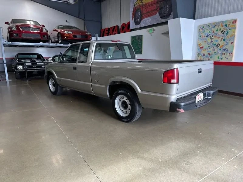2002 Chevrolet S-10 - Image 2 of 13