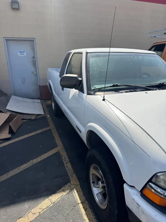 2002 Chevrolet S-10 - Image 2 of 8
