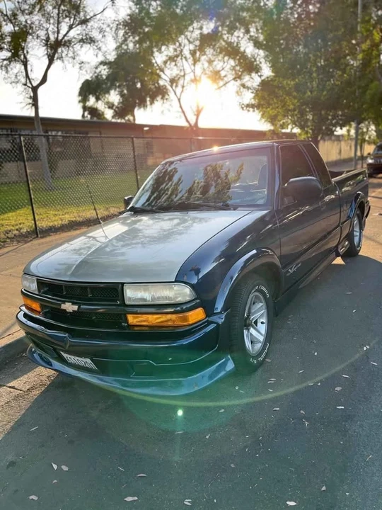 2002 Chevrolet S-10 - Image 2 of 5