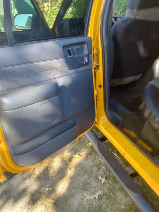 2002 Chevrolet S-10 - Image 2 of 13