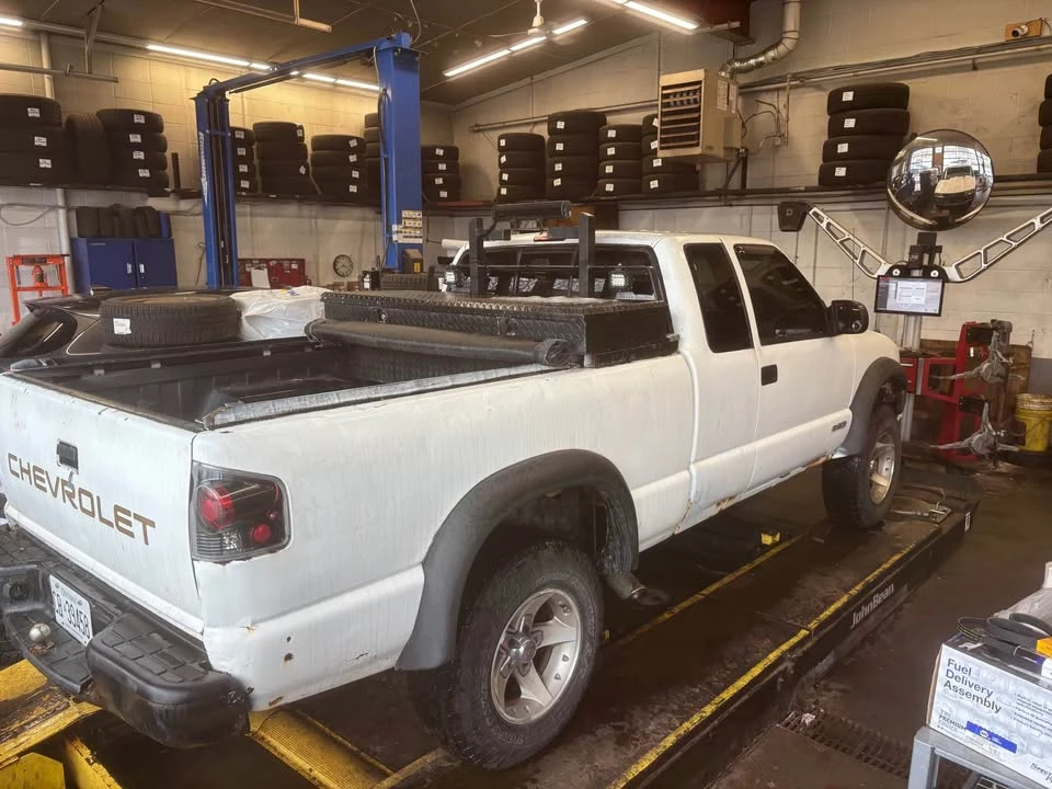 2002 Chevrolet S-10 - Image 2 of 9
