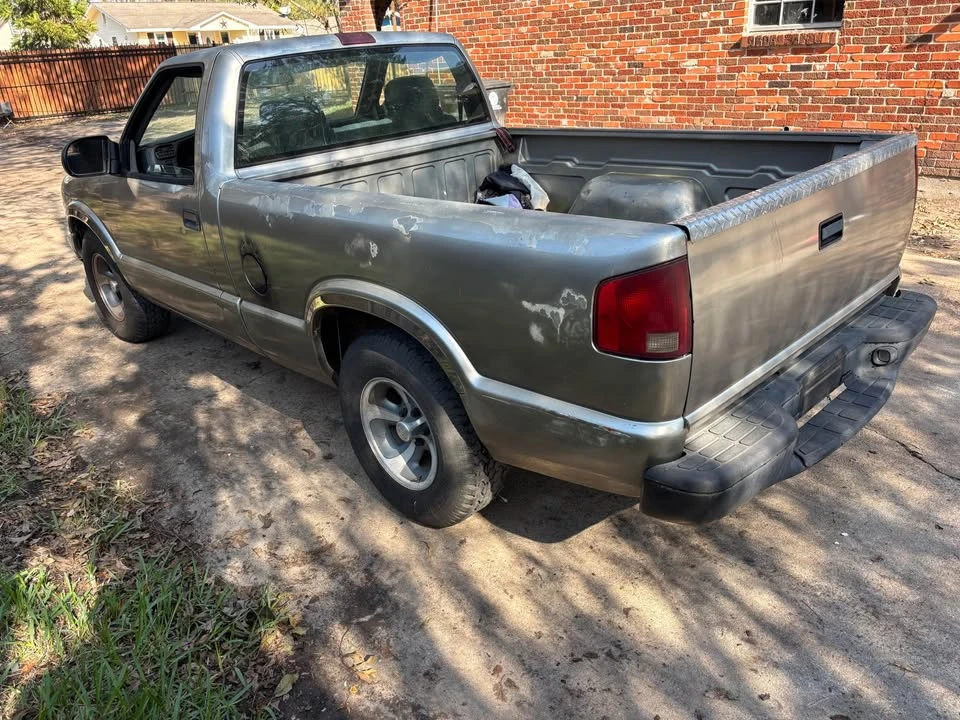 2002 Chevrolet S-10 - Image 2 of 11
