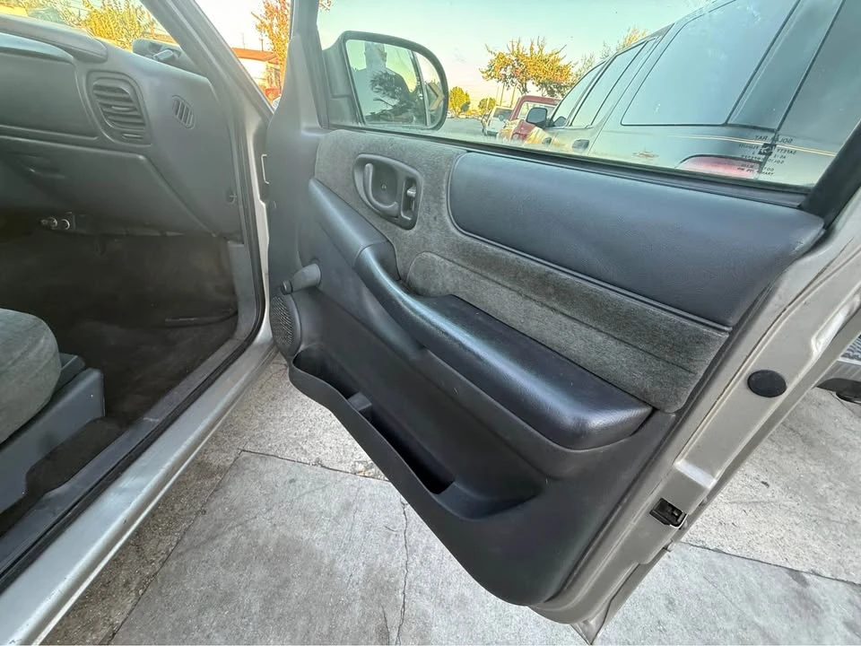 2002 Chevrolet S-10 - Image 4 of 10