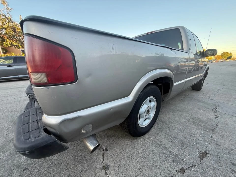 2002 Chevrolet S-10 - Image 2 of 10