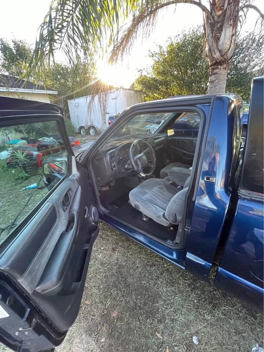2002 Chevrolet S-10 - Image 2 of 7