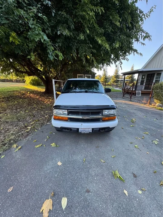 2002 Chevrolet S-10 - Image 2 of 6
