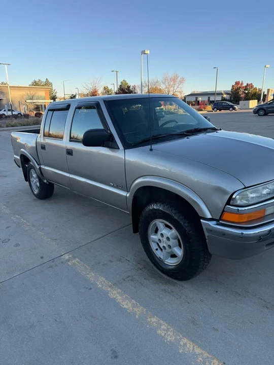 2002 Chevrolet S-10 - Image 2 of 6